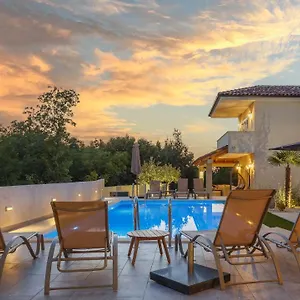 https://villa-antonada.primorje-gorskikotar.com