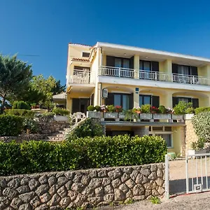 https://valentina-apartment-and-studio.primorje-gorskikotar.com